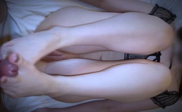 下からでも足コキとマンコキで責めてくる甘サドサキュバス彼女