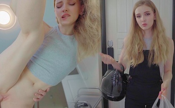 The courier mixed up the order, she solved the problem by taking off her panties  [Dolly Rud]