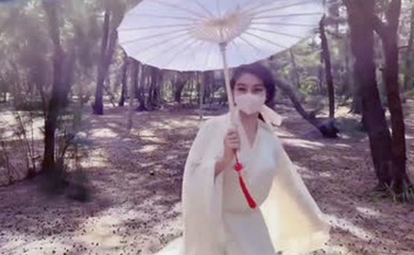 汉服游玩小树林